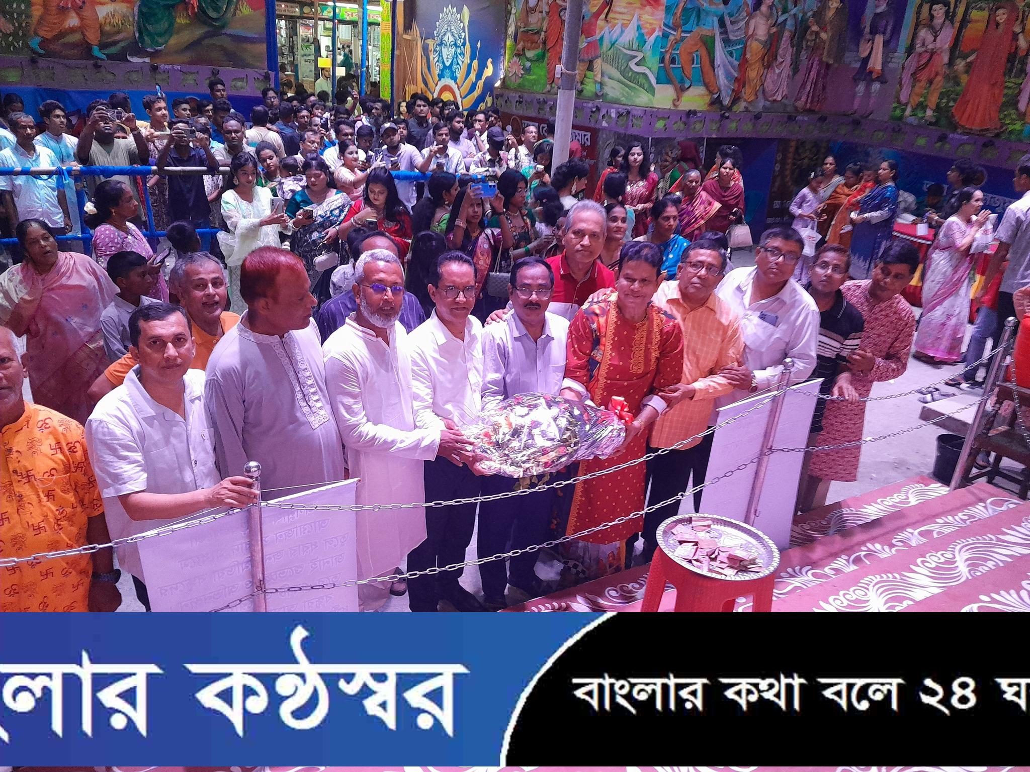 বরিশালে জাতীয়তাবাদী আইনজীবী ফোরামের কেন্দ্রীয় নেতার পূজামন্ডব পরিদর্শন