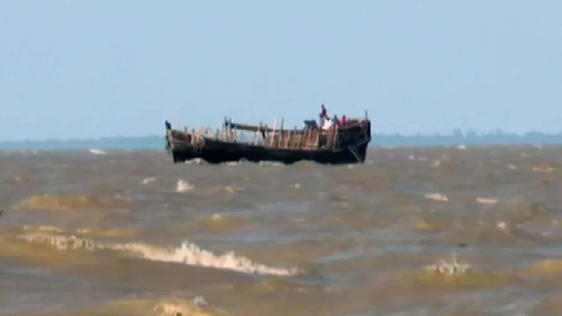 সাগরে ভাসতে থাকা ২৬ জেলে উদ্ধার