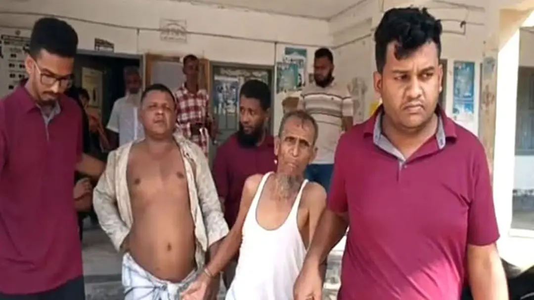 গৌরনদীতে ২ ছিনতাইকারীকে গণপিটুনি, পুলিশে সোপর্দ