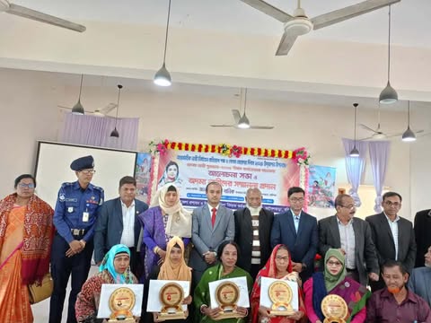 আগৈলঝাড়ায় অদম্য নারী সম্মাননা প্রদান আগৈলঝাড়া