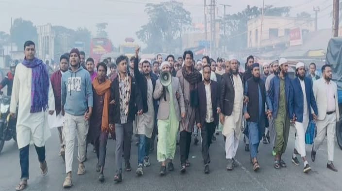 গৌরনদীতে হাদী হত্যার বিচারের দাবিতে রাজপথে বিক্ষুব্ধ ছাত্র-জনতা
