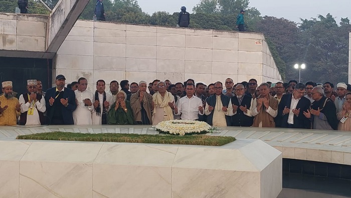 বাবার কবর জিয়ারত করলেন তারেক রহমান