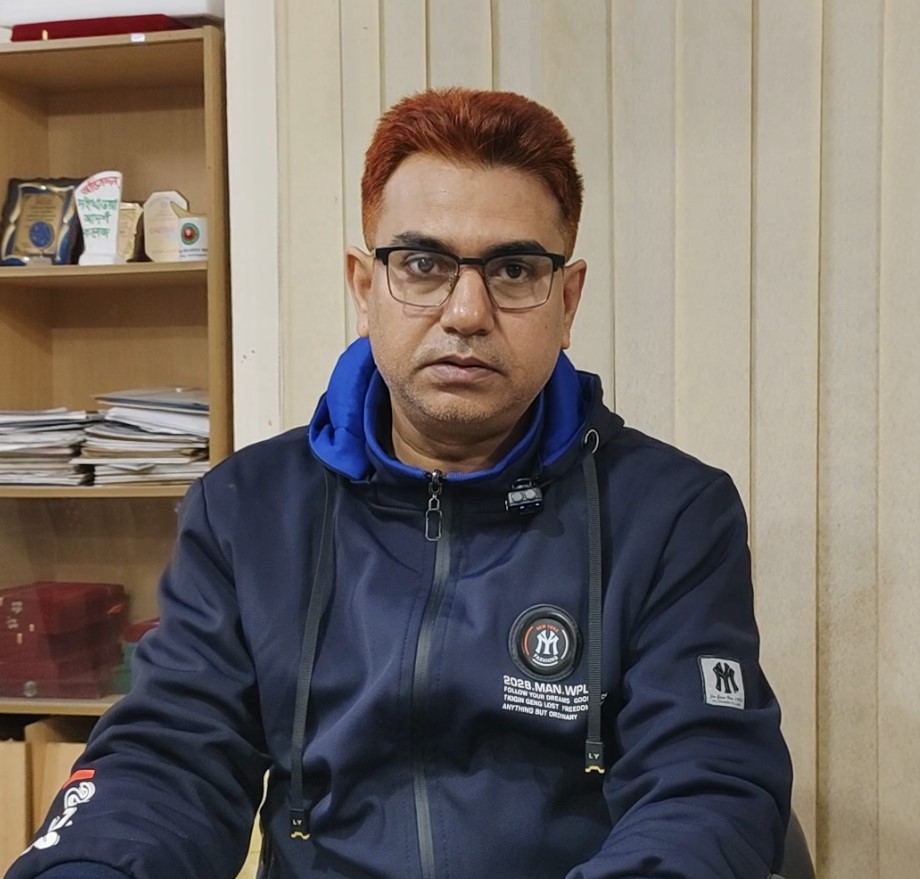 আওয়ামী লীগ নেতার বাড়ীতে গোপন বৈঠকে ওসির উপস্থিতি