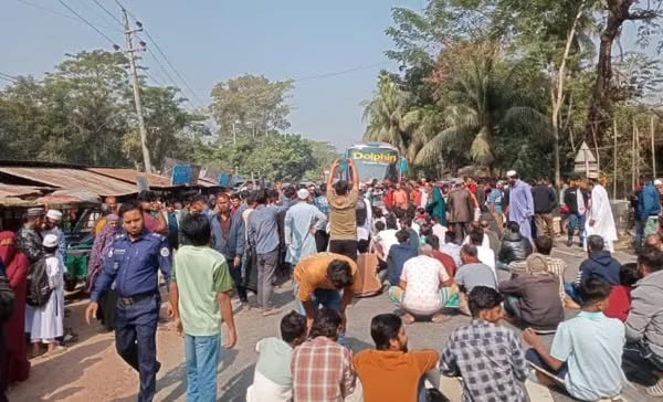 গৌরনদীতে ভ্যানচালক মঞ্জু হত্যার বিচারের দাবীতে ঢাকা–বরিশাল মহাসড়ক অবরোধ