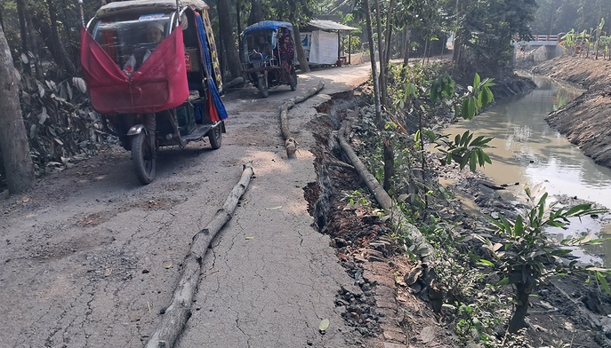 খাল খননে অনিয়মের অভিযোগ, ভেঙে পড়ছে সড়ক