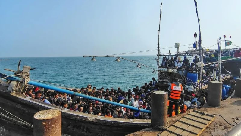 সেন্টমার্টিনের কাছে ২৭৩ জনকে আটক করল নৌবাহিনী