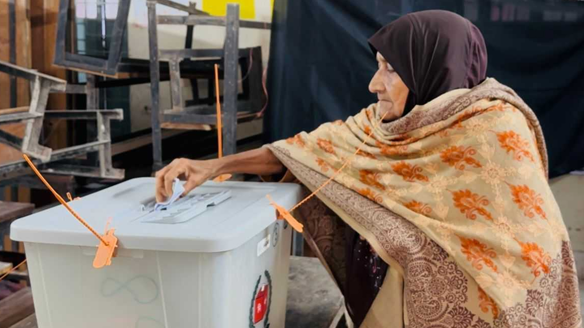 ভোট দিতে পেরে উচ্ছ্বসিত ৯০ বছরের বৃদ্ধা আনোয়ারা