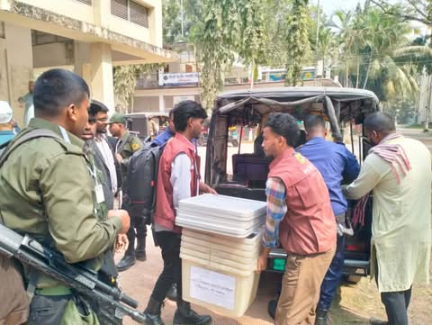 কেন্দ্রে কেন্দ্রে পৌঁছানো হচ্ছে নির্বাচনী সরঞ্জাম