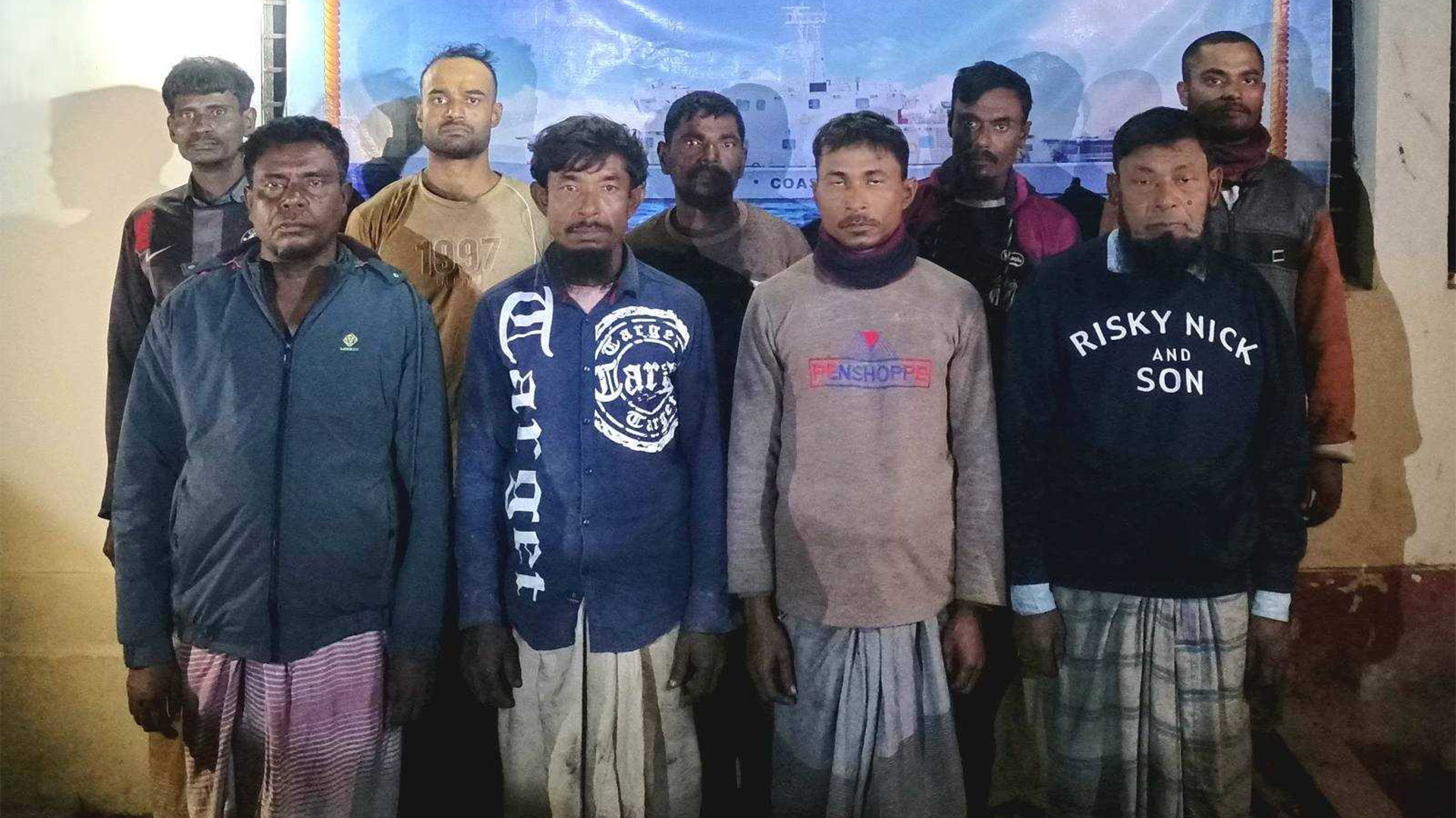 সাগরে ভাসতে থাকা ট্রলারসহ ৯ জেলেকে জীবিত উদ্ধার