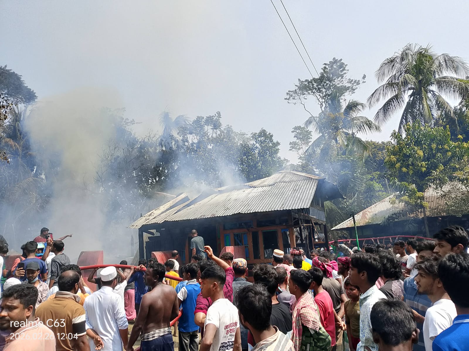 উজিরপুরের বড়াকোঠায় ভয়াবহ অগ্নিকাণ্ডে ৫টি বসতঘর ভস্মীভূত, অর্ধ কোটি টাকার ক্ষতি