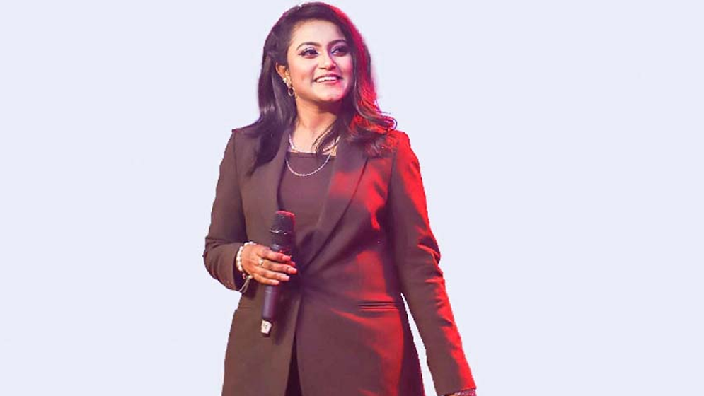 ‘আমি পাখি হবো’ দিয়ে ফিরছেন দেবশ্রী