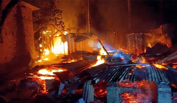 রোহিঙ্গা ক্যাম্পে দেড় ঘণ্টার আগুনে পুড়ল ৩৫ বসতি