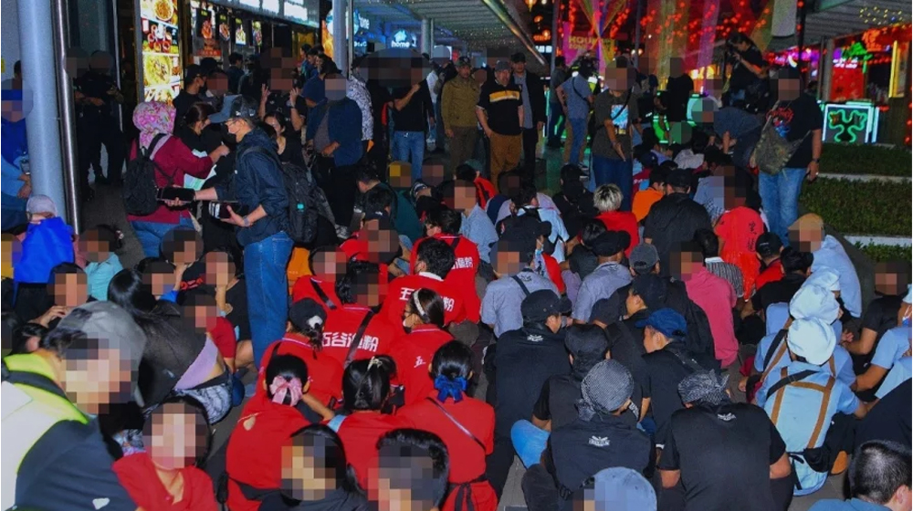 মালয়েশিয়ায় পৃথক অভিযানে বাংলাদেশিসহ ৭৭ জন অবৈধ অভিবাসী আটক