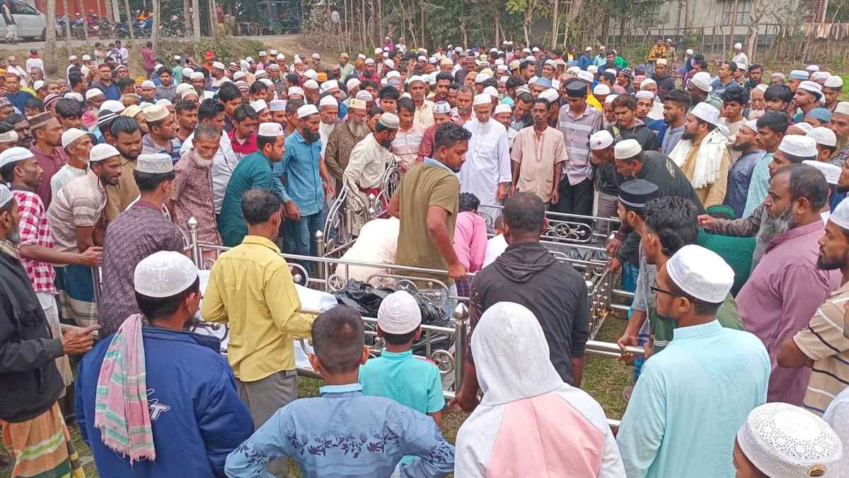 নড়াইলে রক্তক্ষয়ী সংঘর্ষে নিহত ৪ জনের তিনজনের জানাজা, দাফন সম্পন্ন 