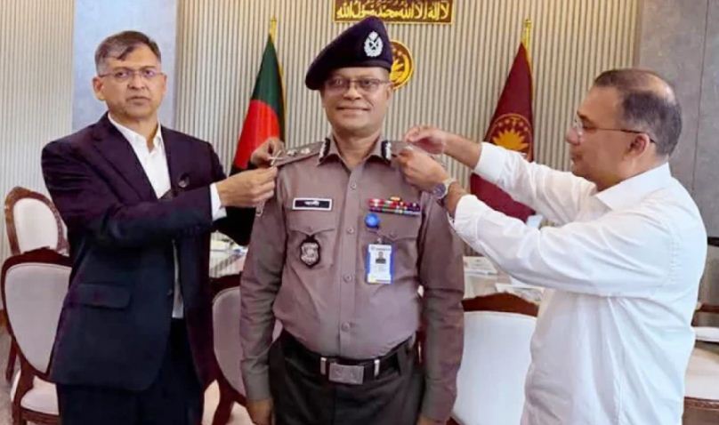 নতুন আইজিপিকে র‍্যাংক ব্যাজ পরিয়ে দিলেন প্রধানমন্ত্রী