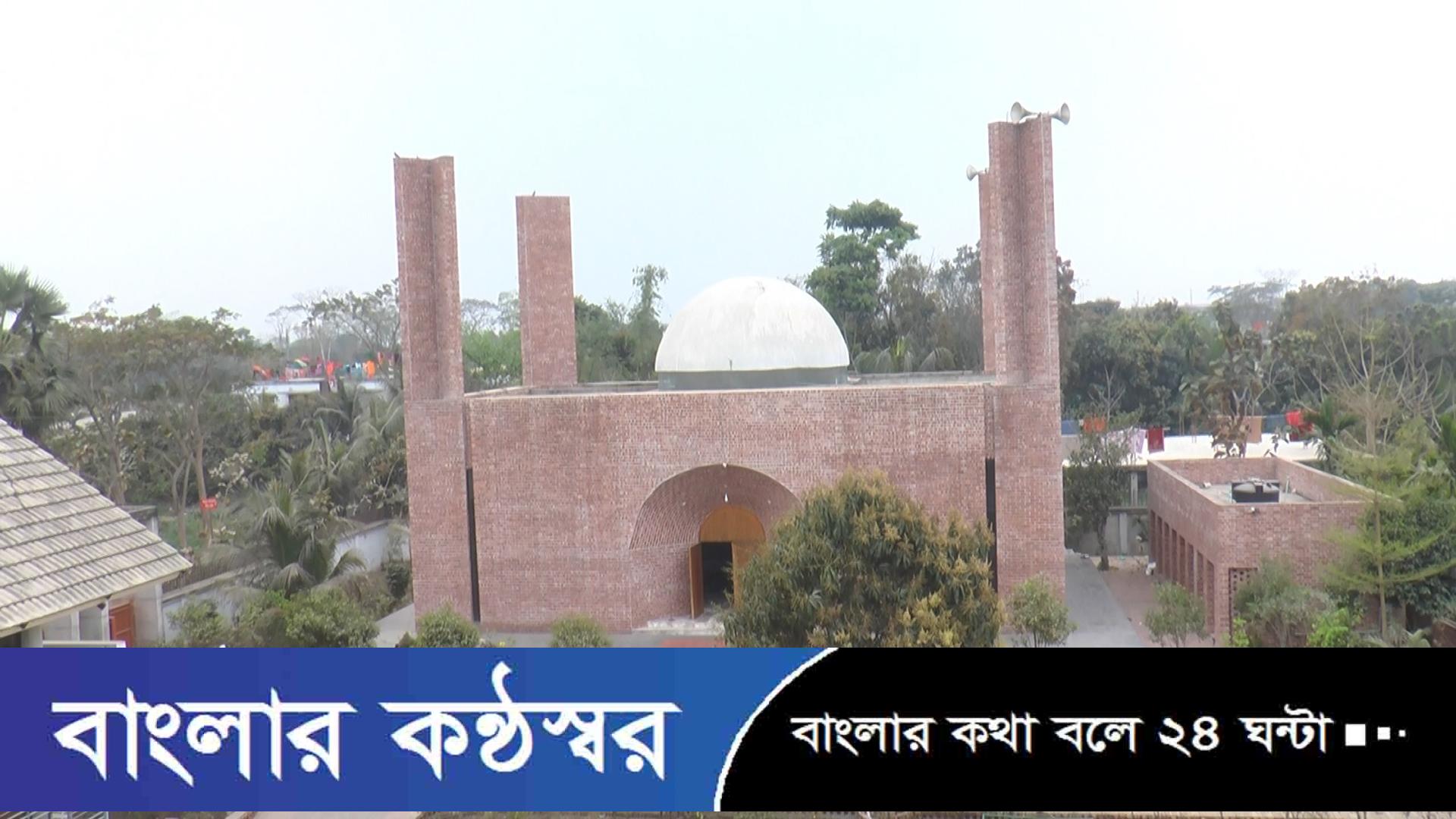 মসজিদটির নান্দনিক কারুকার্যে মুগ্ধ মুসল্লি ও দর্শনার্থীরা