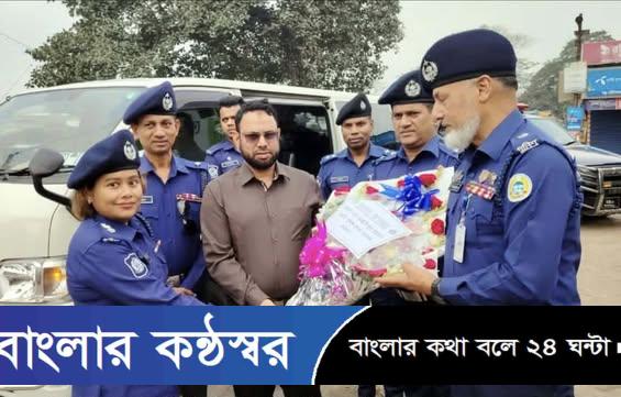 নবাগত বরিশাল পুলিশ সুপার মোস্তাফিজুর রহমানকে ফুলের শুভেচ্ছা