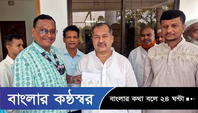 তথ্য ও সম্প্রচার মন্ত্রীকে ঈদের শুভেচ্ছা কার্ড প্রদান