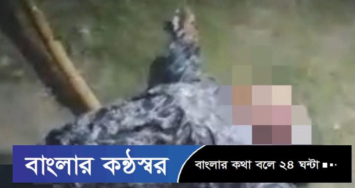 নড়াইলের মধুমতি নদী থেকে অজ্ঞাত নারীর মরদেহ উদ্ধার করছে নৌ-পুলিশ