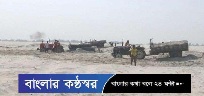 লালমনিরহাটে হাতীবান্ধায় তিস্তা নদী থেকে অবৈধভাবে বালু উত্তোলন, বিলীন হচ্ছে কৃষিজমি