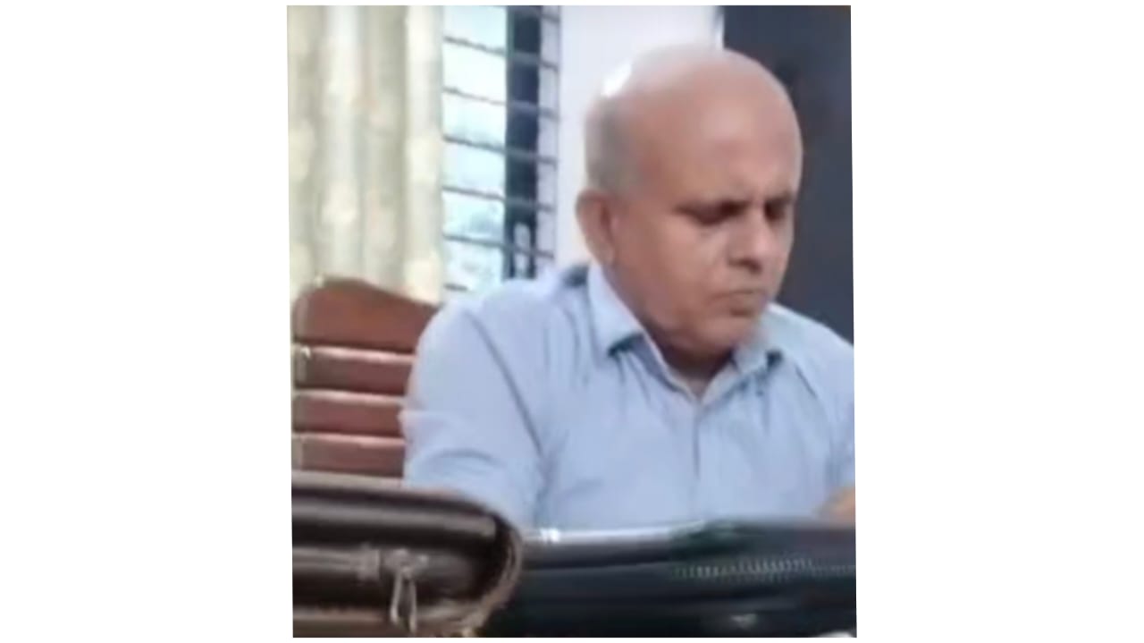 ফি বাণিজ্য, বদলি-তদবির ও বরাদ্দে অনিয়ম: প্রশ্নের মুখে শিক্ষা কর্মকর্তা মইনুল