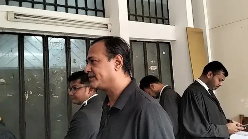 বিদেশি মদ রাখার মামলায় আদালতে আসিফ আকবর