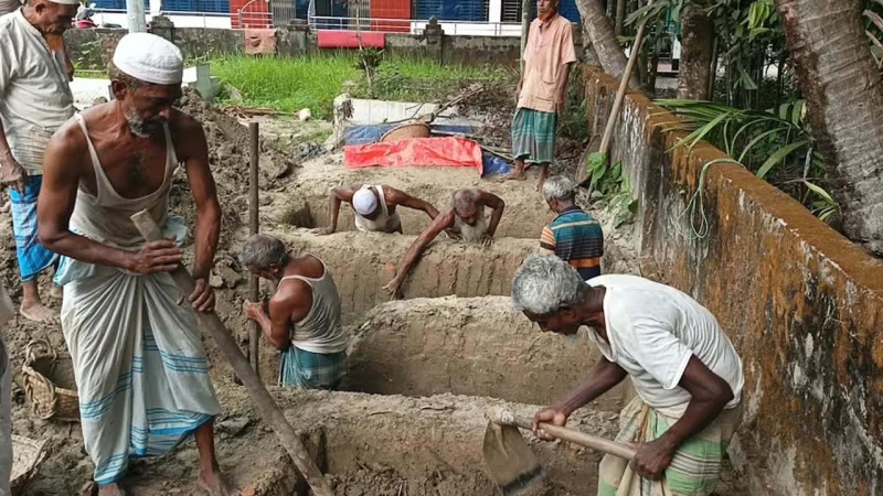 স্ত্রী ও দুই সন্তানসহ পাশাপাশি কবরে শায়িত হলেন মুফতি মমিন
