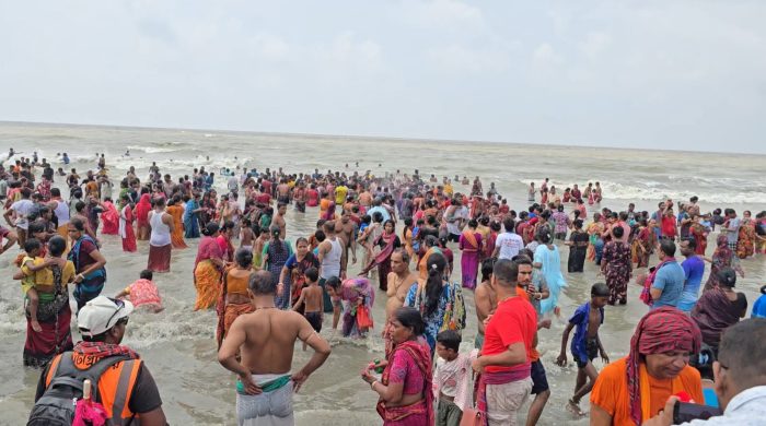 কুয়াকাটায় সনাতন ধর্মাবলম্বীদের সমুদ্র স্নান