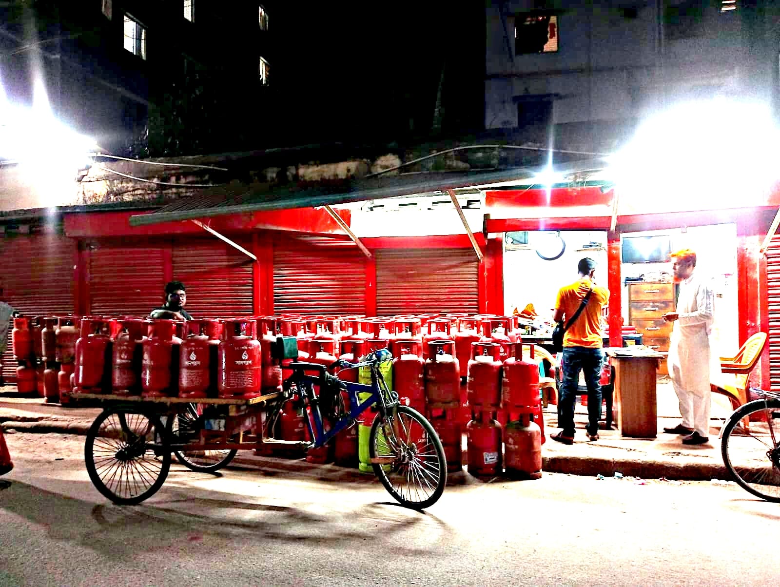 বরিশালে গ্যাস সংকট: ১৫০০ টাকার সিলিন্ডার ১৯০০, ভোগান্তিতে নগরবাসী
