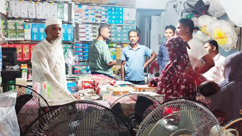 বরিশালে বেড়েছে ফ্যান বিক্রি, দ্বিগুন দাম চার্জার ফ্যানের
