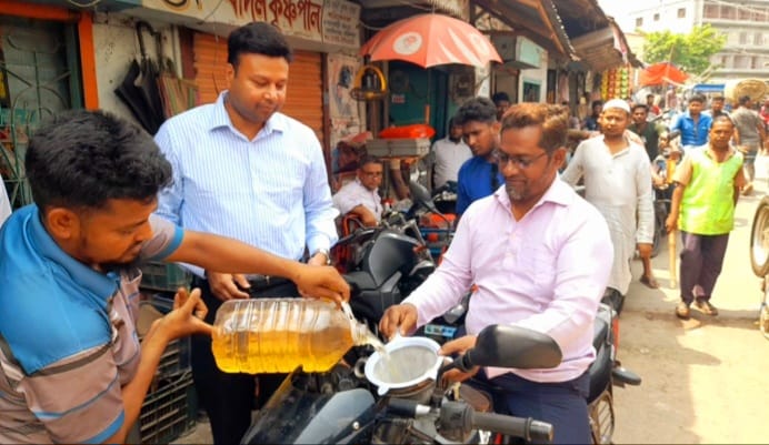 মেহেন্দিগঞ্জে জ্বালানি তেল সংকট নিরসনে ইউএনও’র হস্তক্ষেপে স্বস্তি।
