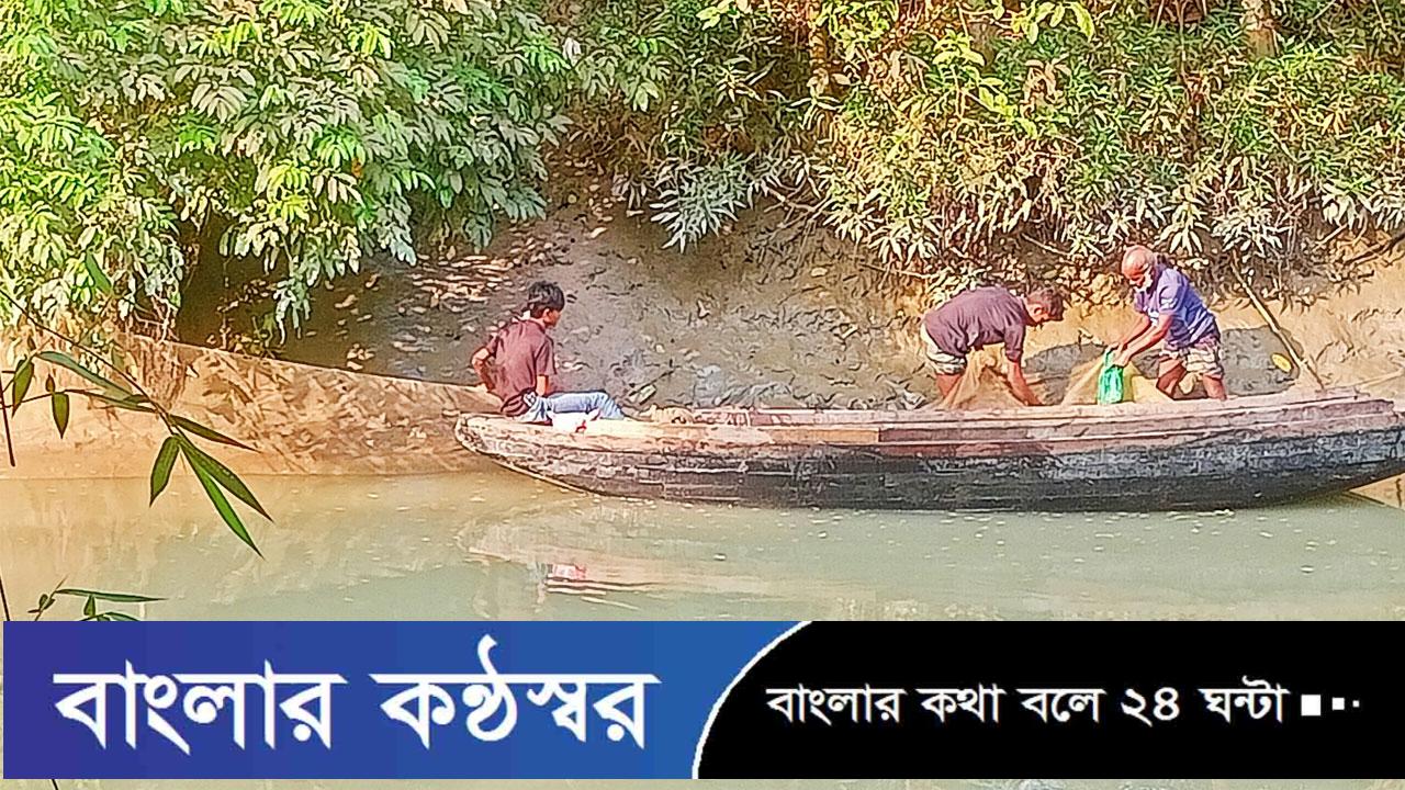 কাউখালীতে প্রশাসনের চোখ ফাঁকি দিয়ে চরগড়া জালের মহোৎসব চলছে