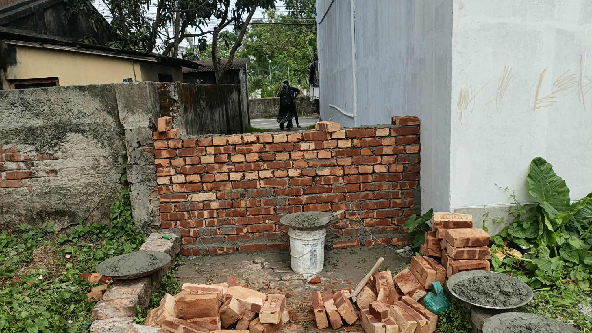 চলাচলের রাস্তা দখল করে দেয়াল নির্মাণ,একাধিক মামলা চলমান