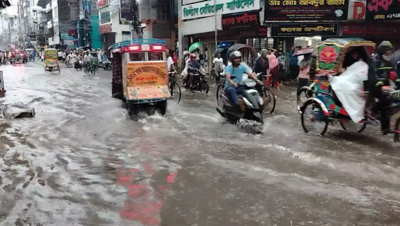 বরিশালে সড়কে জলাবদ্ধতা
