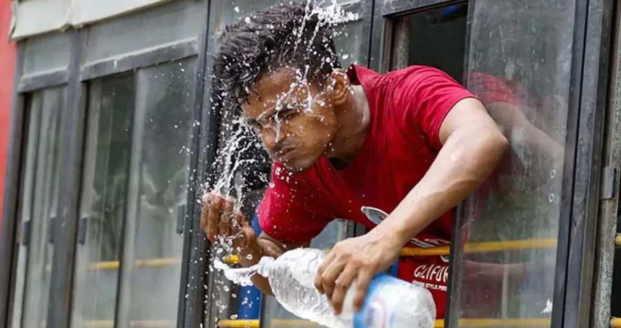 তীব্র তাপে পুড়ছে দেশ