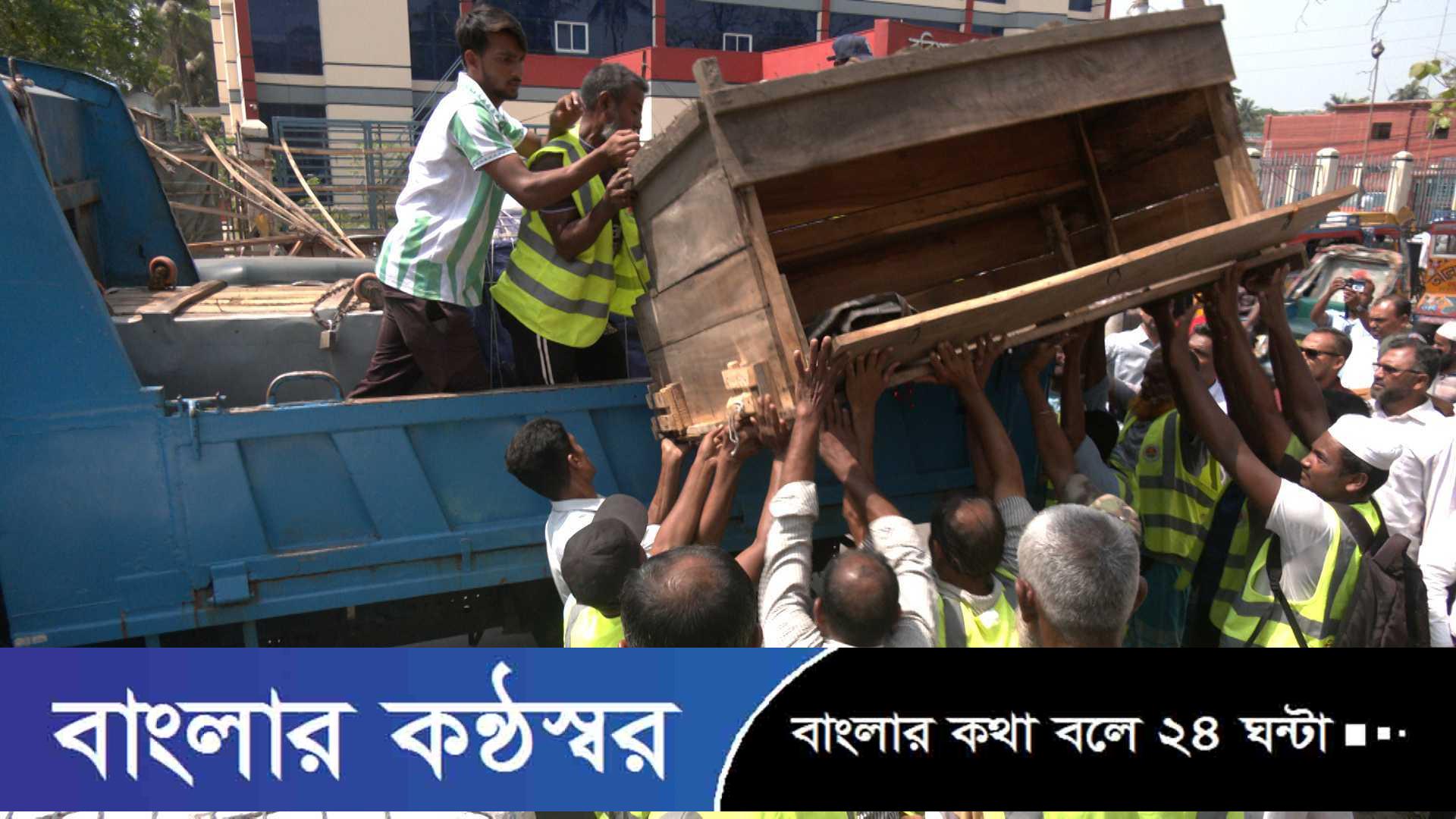 বরিশালে ফুটপাত দখলমুক্ত করতে সিটি করপোরেশনের উচ্ছেদ অভিযান
