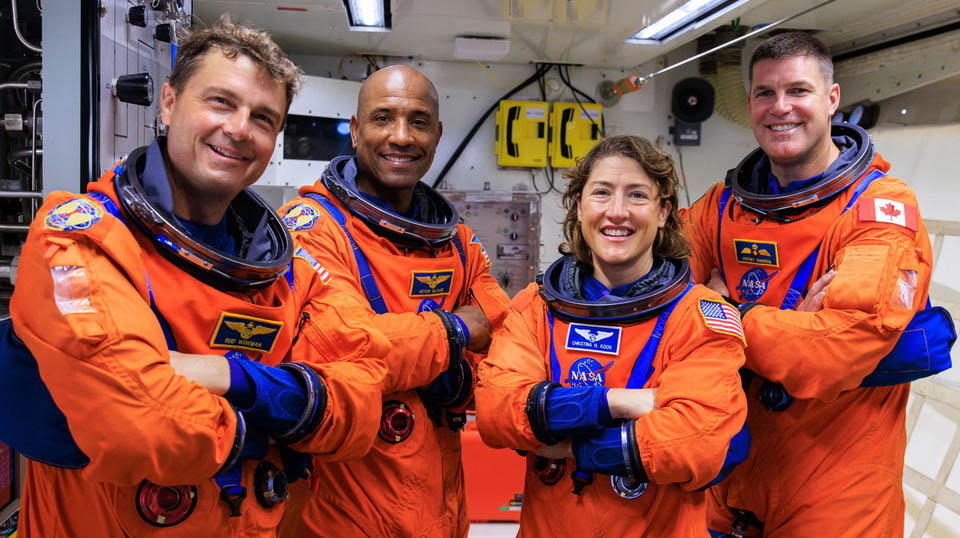 ৫৪ বছর পর আবারও চাঁদে যাচ্ছে মানুষ