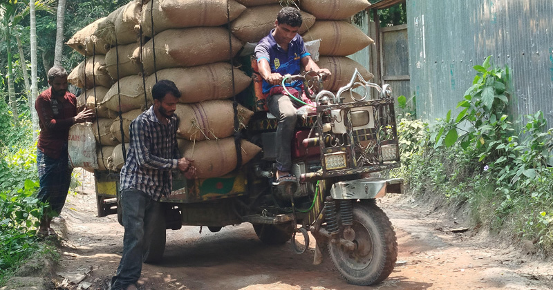 আগৈলঝাড়ায় ভাঙ্গা সড়কে ঝুঁকিপূর্ণ যান চলাচল