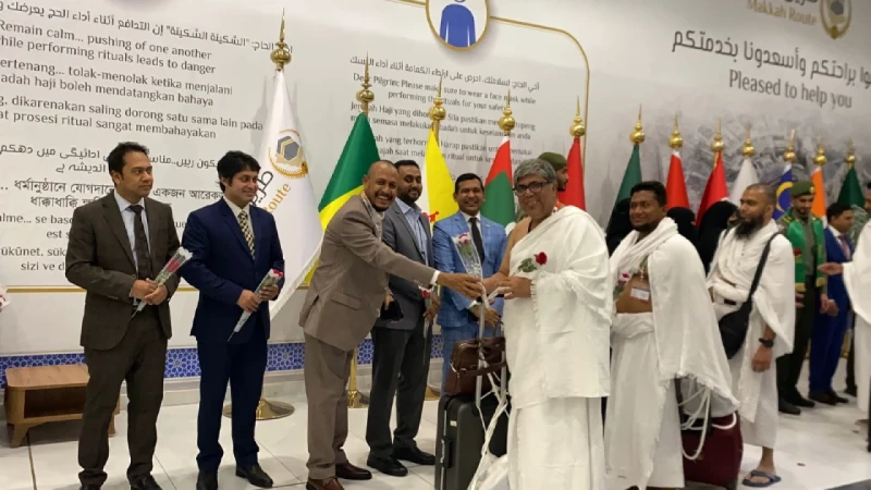 বাংলাদেশের প্রথম হজ ফ্লাইট সৌদি আরব পৌঁছেছে