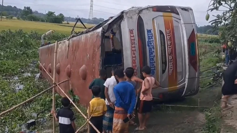 যাত্রীবাহী বাস খাদে, ২০ যাত্রী আহত