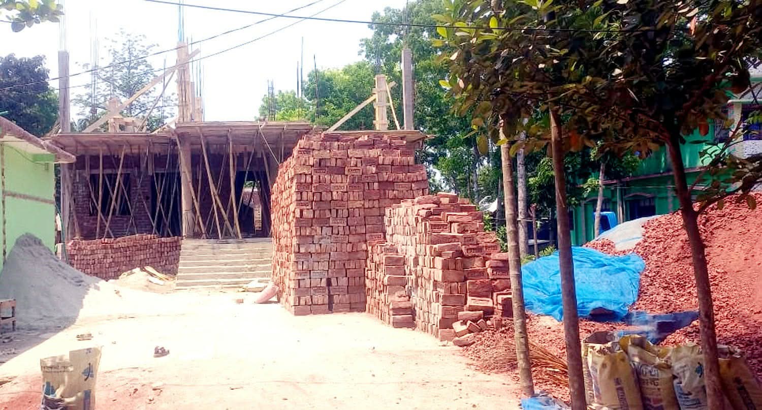 গৌরনদীতে আদালতের নির্দেশ অমান্য করে পাকা বিল্ডিং নির্মান, বাঁধা দেয়ায় হুমকি।