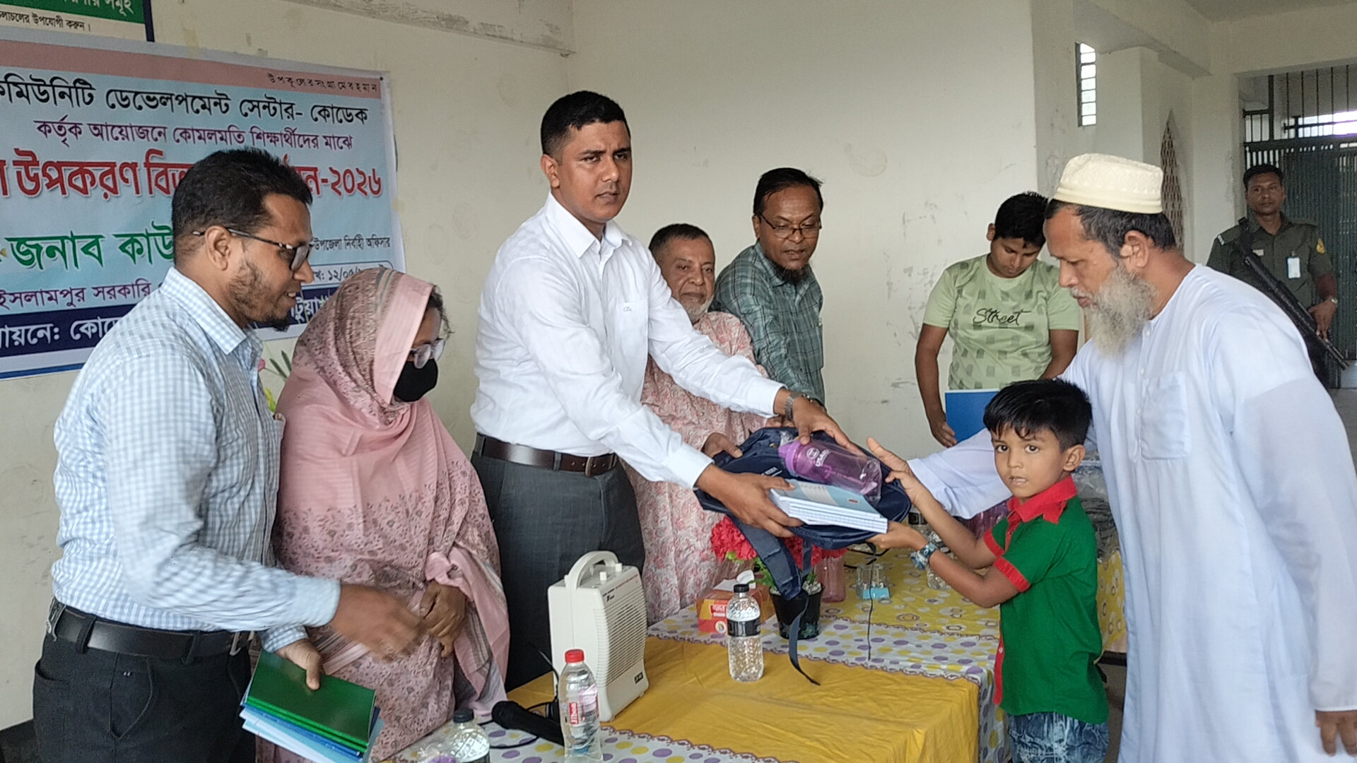 কলাপাড়ায় কোডেকে’র শিক্ষা উপকরণ বিতরণ, উচ্ছ্বসিত শিক্ষার্থীরা 