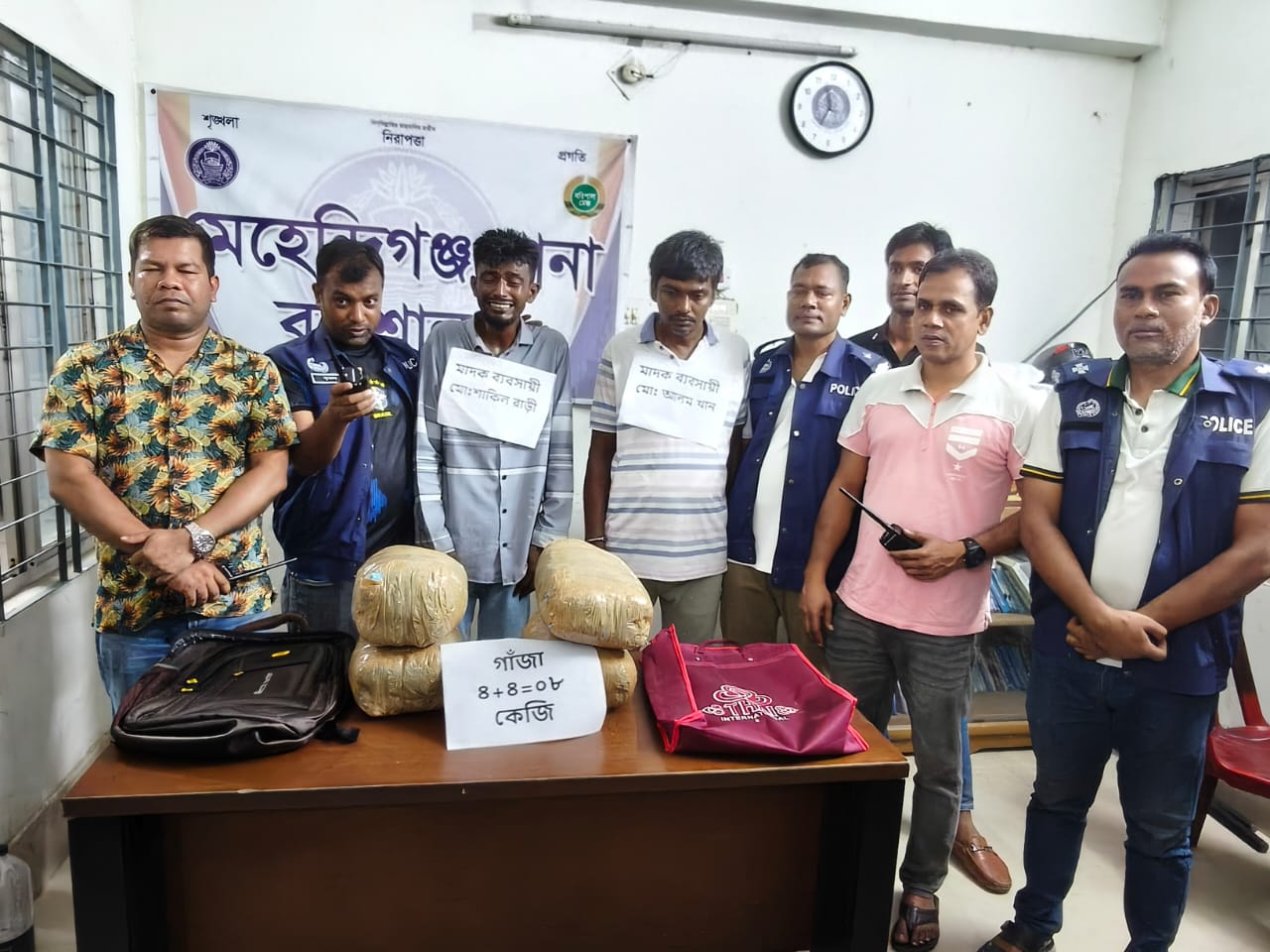 মেহেন্দিগঞ্জে ফেরিঘাটে পুলিশের হানা: ৫ লাখ টাকার গাঁজাসহ ২ কারবারি গ্রেফতার!