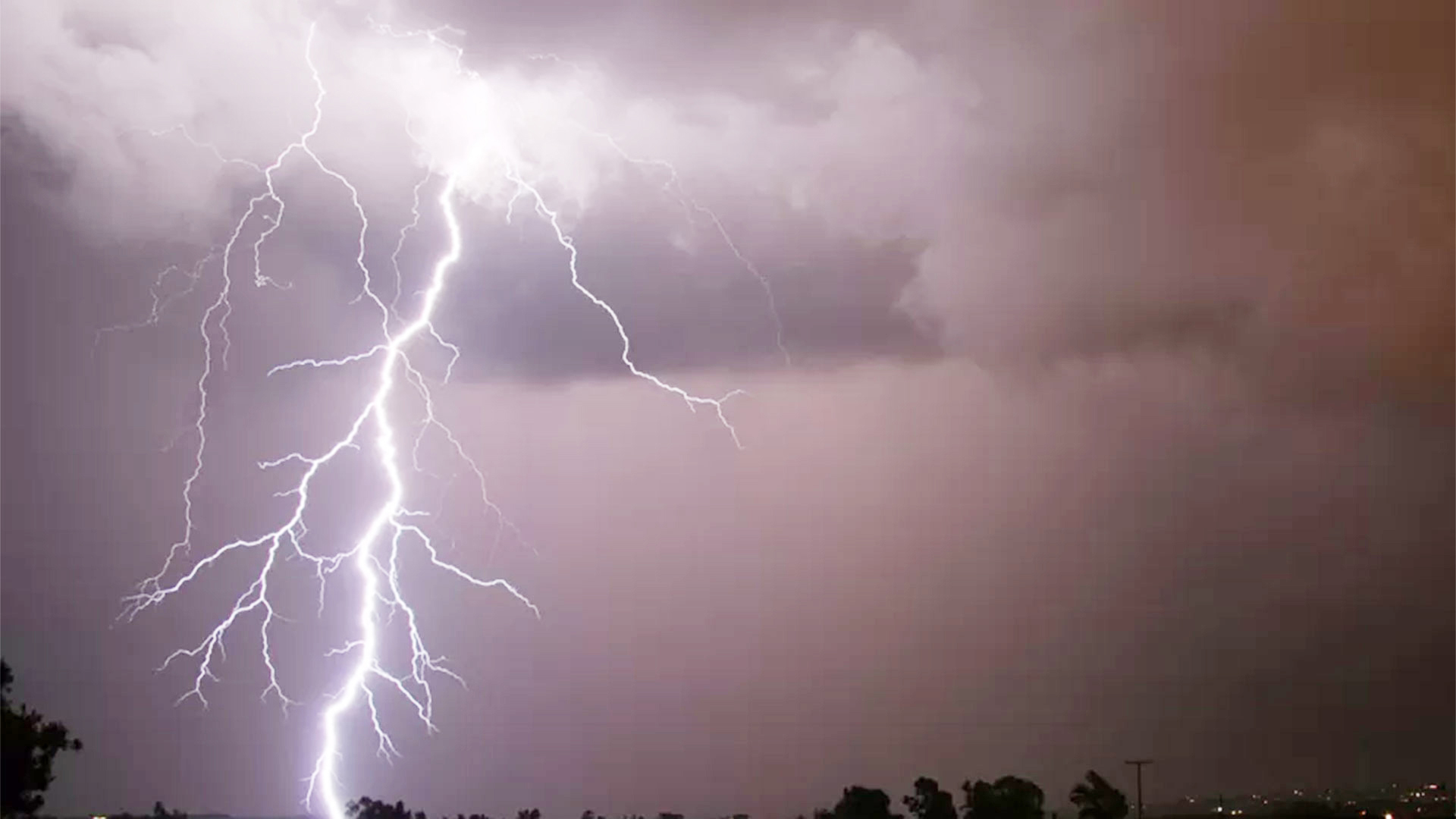 বজ্রপাতে প্রাণ গেল ২ শ্রমিকের