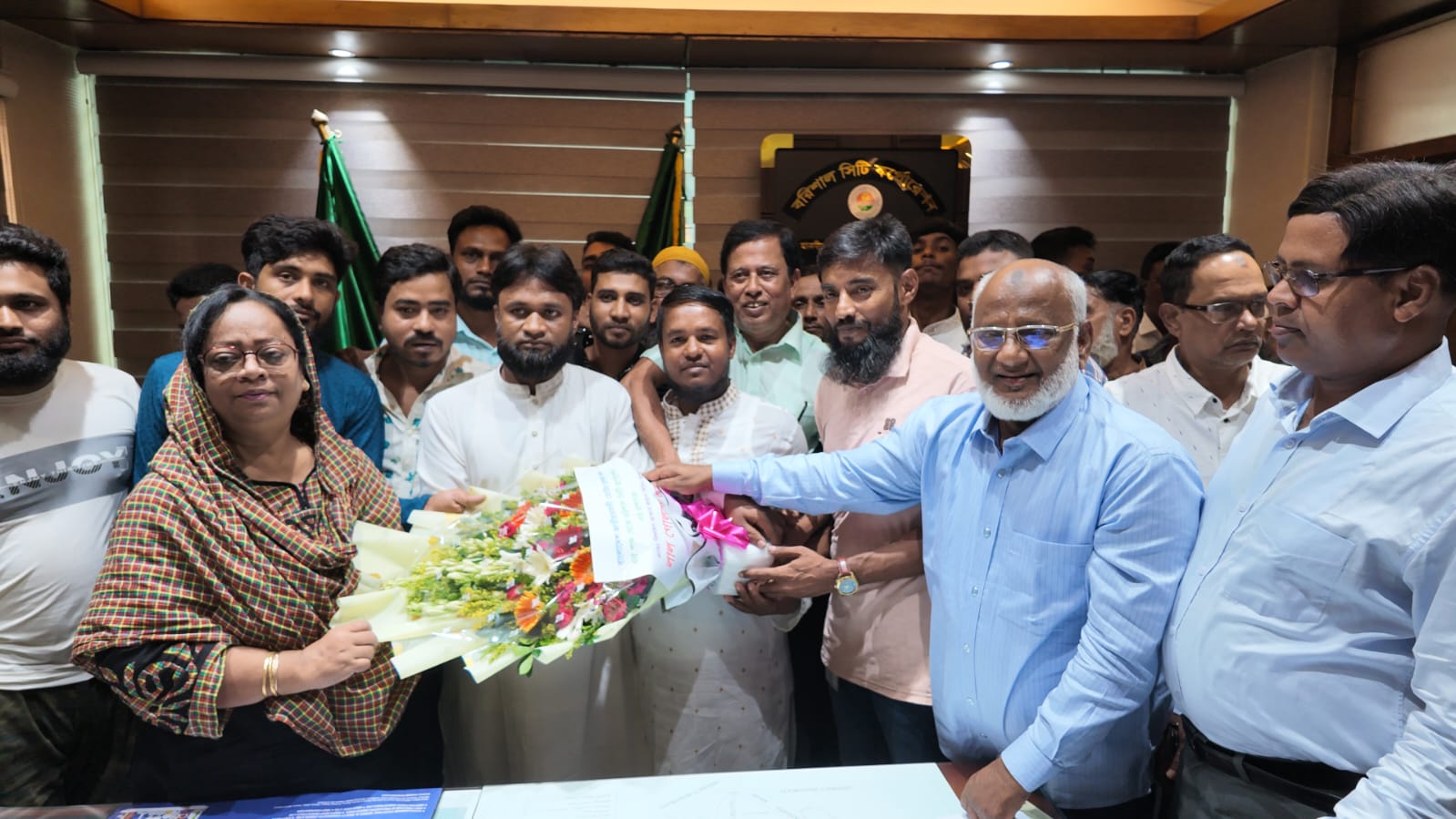 বরিশাল সিটি কর্পোরেশনের প্রশাসককে মোটর চালক দলের ফুলেল শুভেচ্ছা
