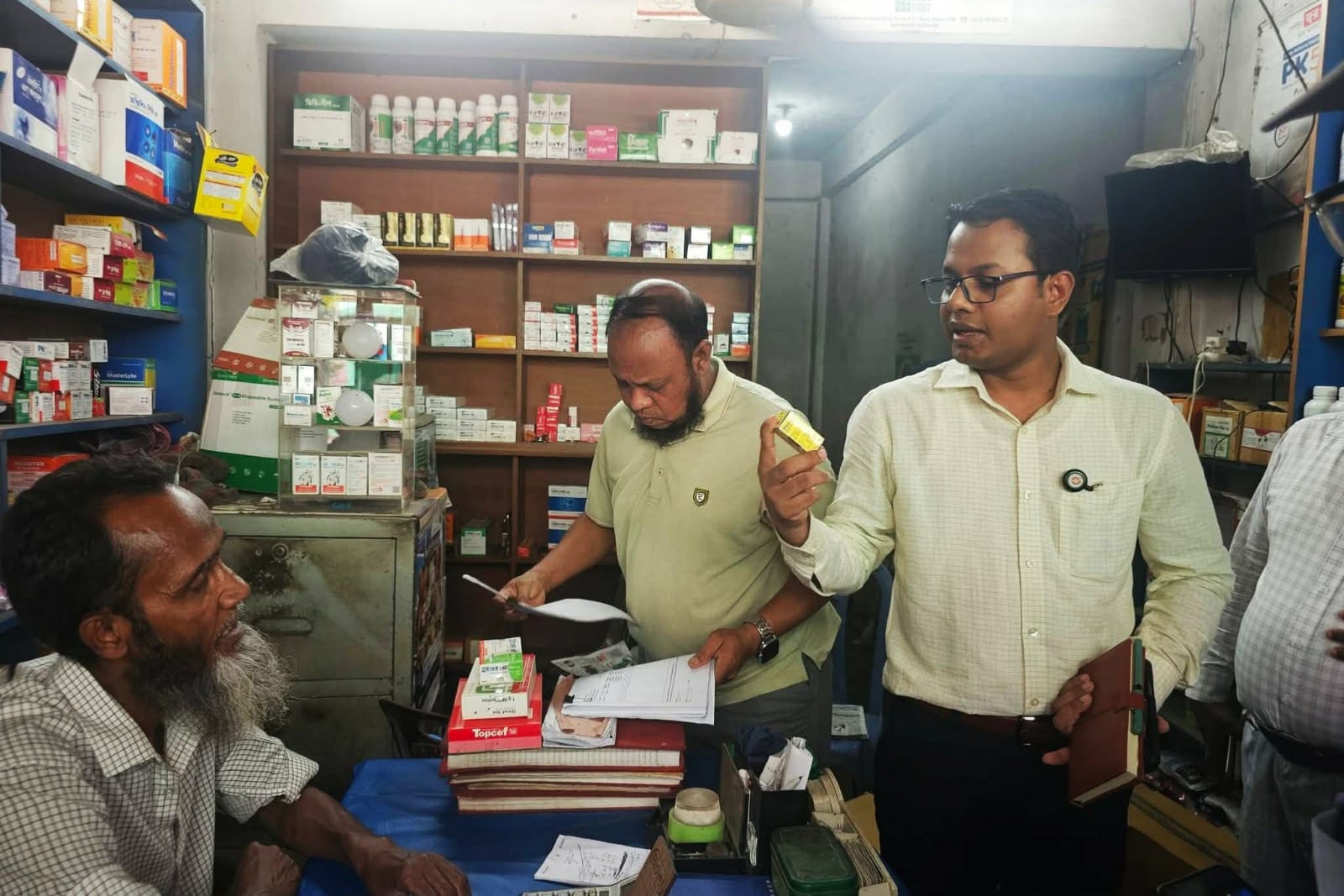 গৌরনদীতে গরু মোটাজাতাজাকরন স্টেরয়েড,হরমোন ব্যবহার প্রতিরোধে অভিযান। 
