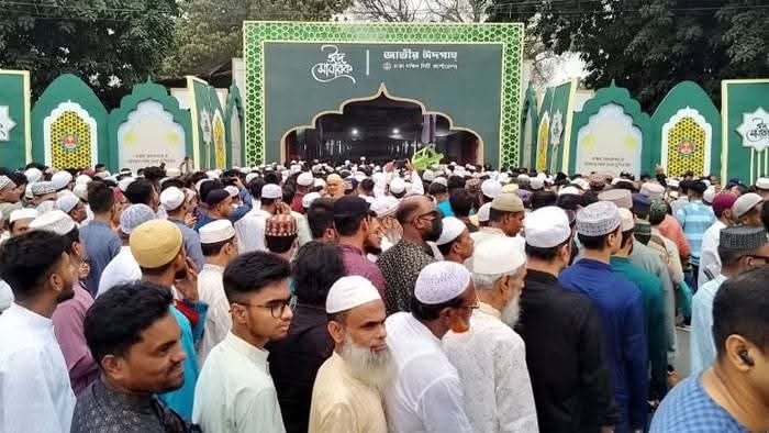 জাতীয় ঈদগাহে ঈদের প্রধান জামাতে মুসল্লিদের ঢল