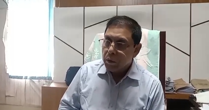 সরকারি অফিসে প্রকাশ্যে ধূমপান, সমালোচনায় বরিশাল জেলা সাব-রেজিস্ট্রার!