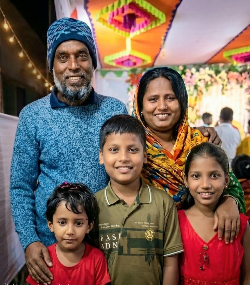 গ্যাস বিস্ফোরণ; পাশাপাশি কবরে শায়িত হলেন স্বামী-স্ত্রী ও তিন সন্তান!