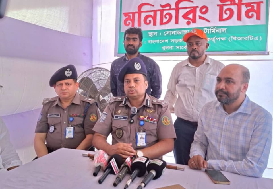 নিরাপদ ঈদযাত্রা নিশ্চিতে খুলনায় কঠোর অবস্থানে পুলিশ ও বিআরটি